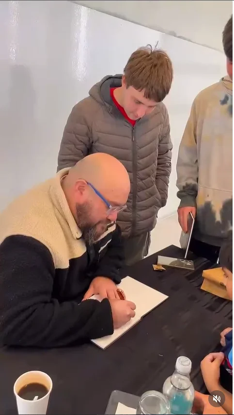 Estudiante recibiendo su ejemplar firmado por Roberto Aspe