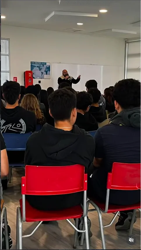 Sala llena de estudiantes de 3° y 4° medio escuchando a Roberto Aspe en el Lycée Frédéric Mistral