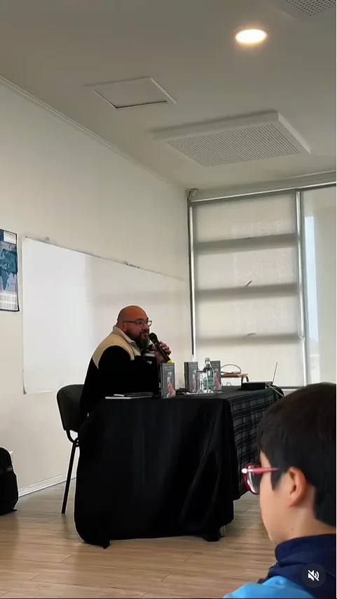 Roberto Aspe en la mesa con sus libros durante la presentación