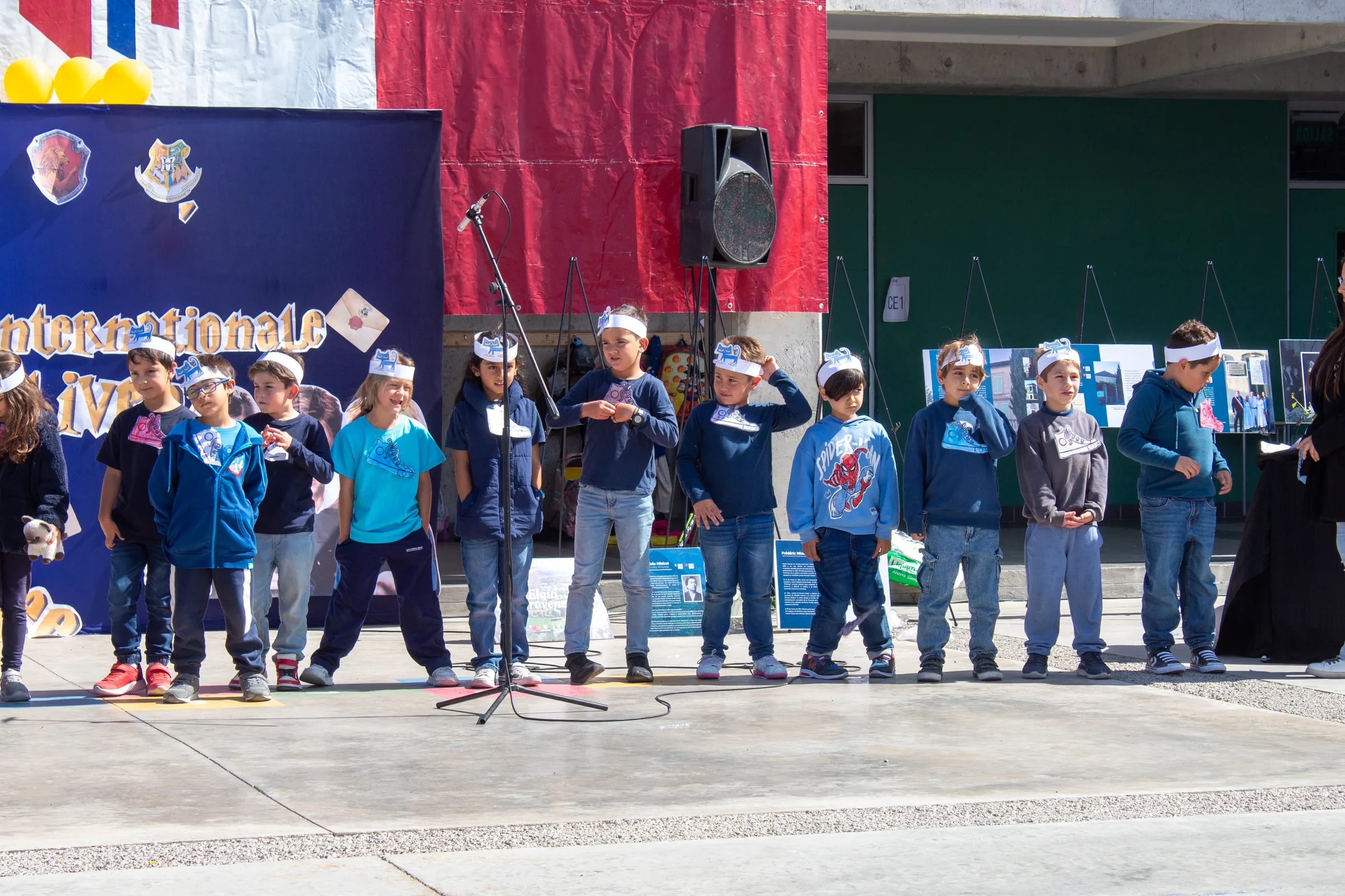 Comunidad completa del Lycée en el Café Concert