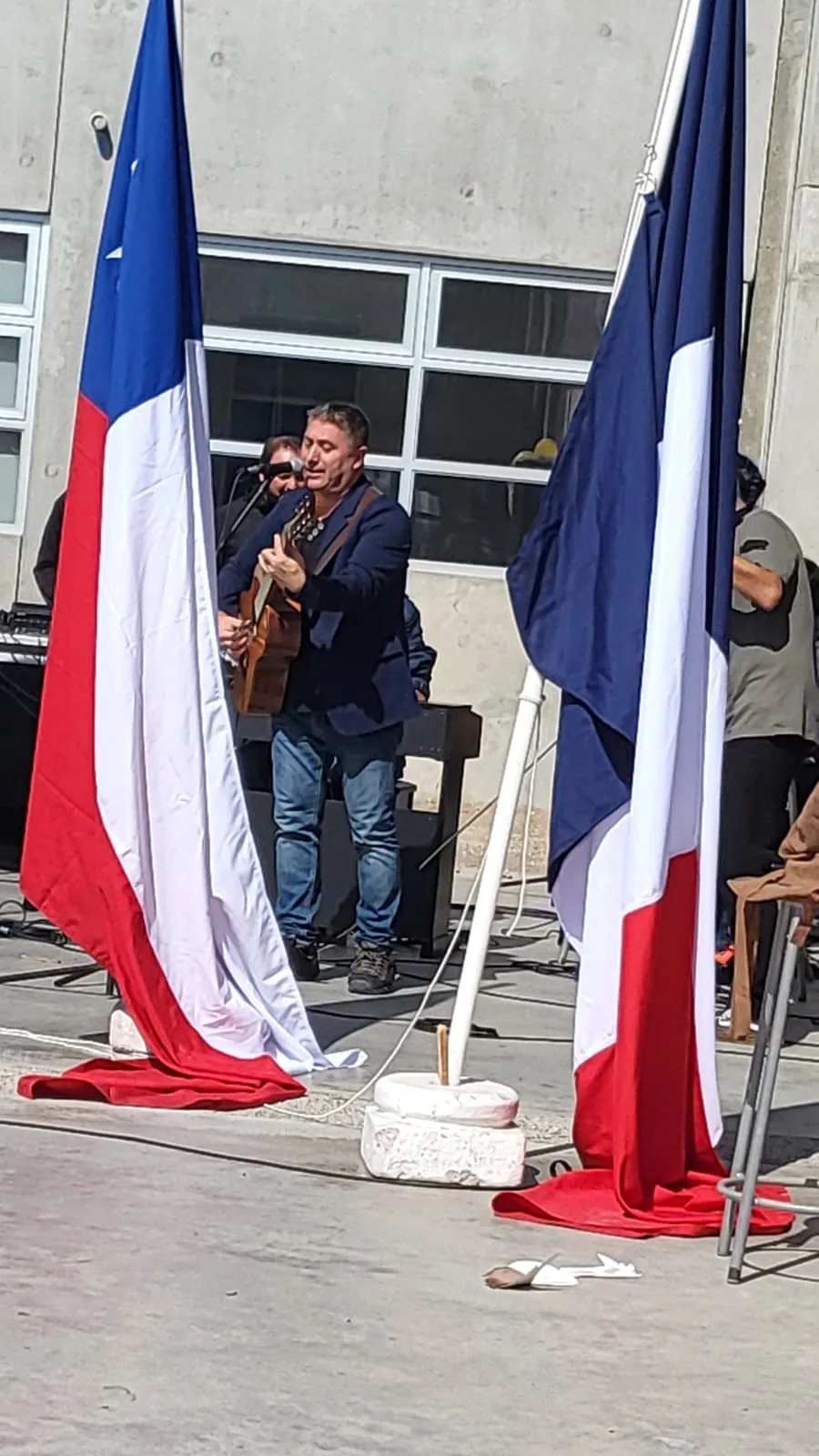 Guitarra con banderas de Chile y Francia al fondo