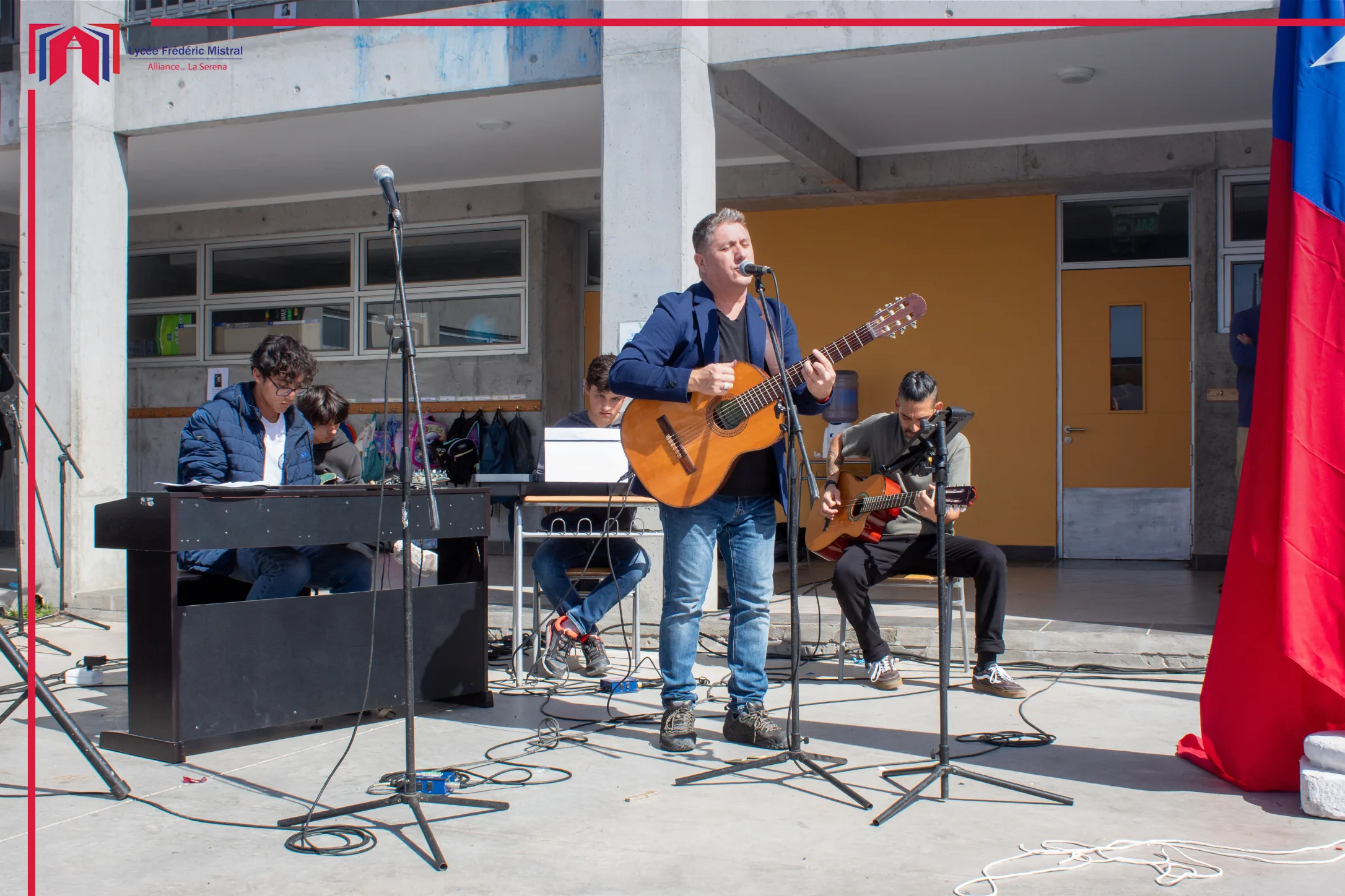 Músico cantando con guitarras en el exterior del Lycée