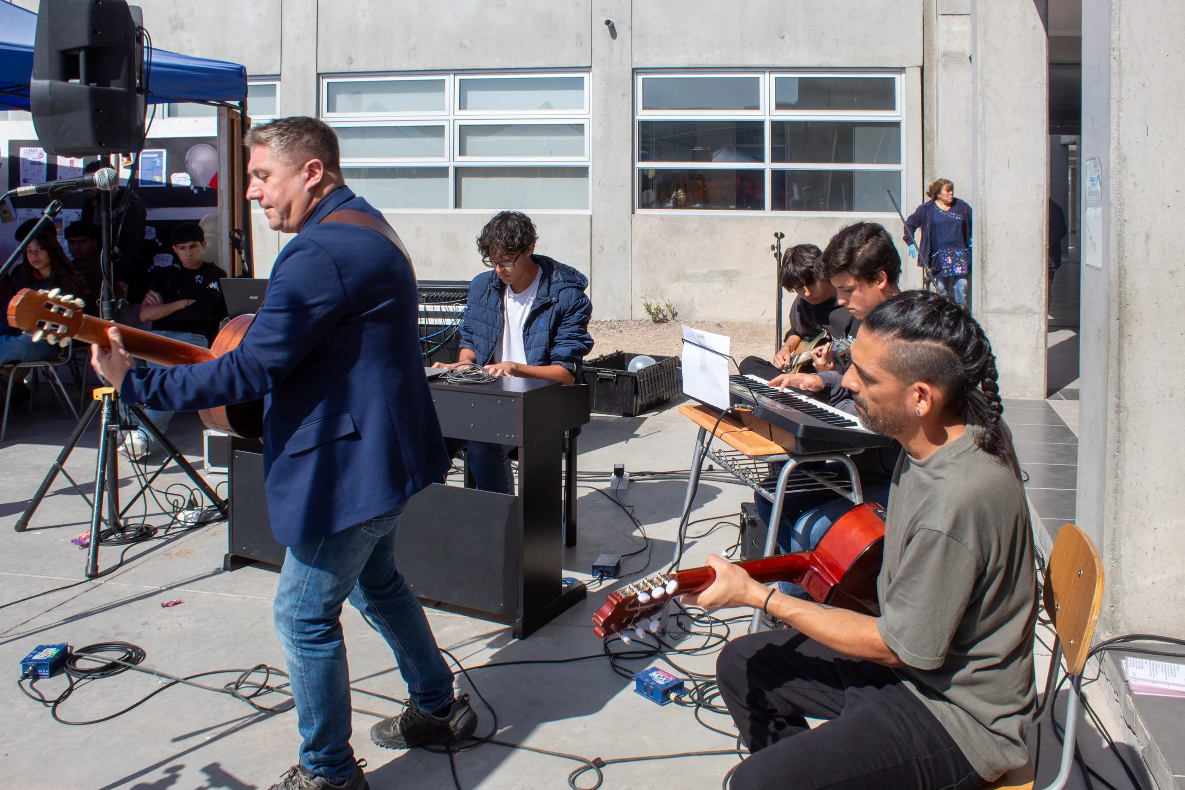 Banda completa con teclados y guitarras en el Café Concert Literario del Lycée Frédéric Mistral