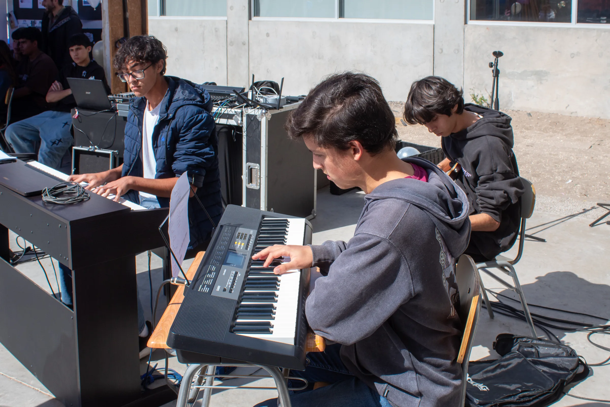 Alumnos del Lycée tocando los teclados en el escenario