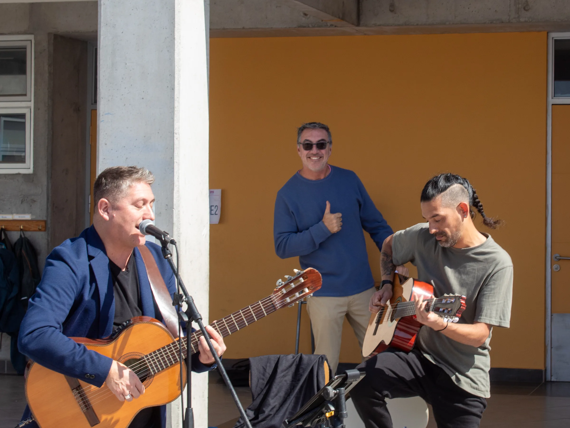 Guitarristas del Lycée durante el Café Concert Literario