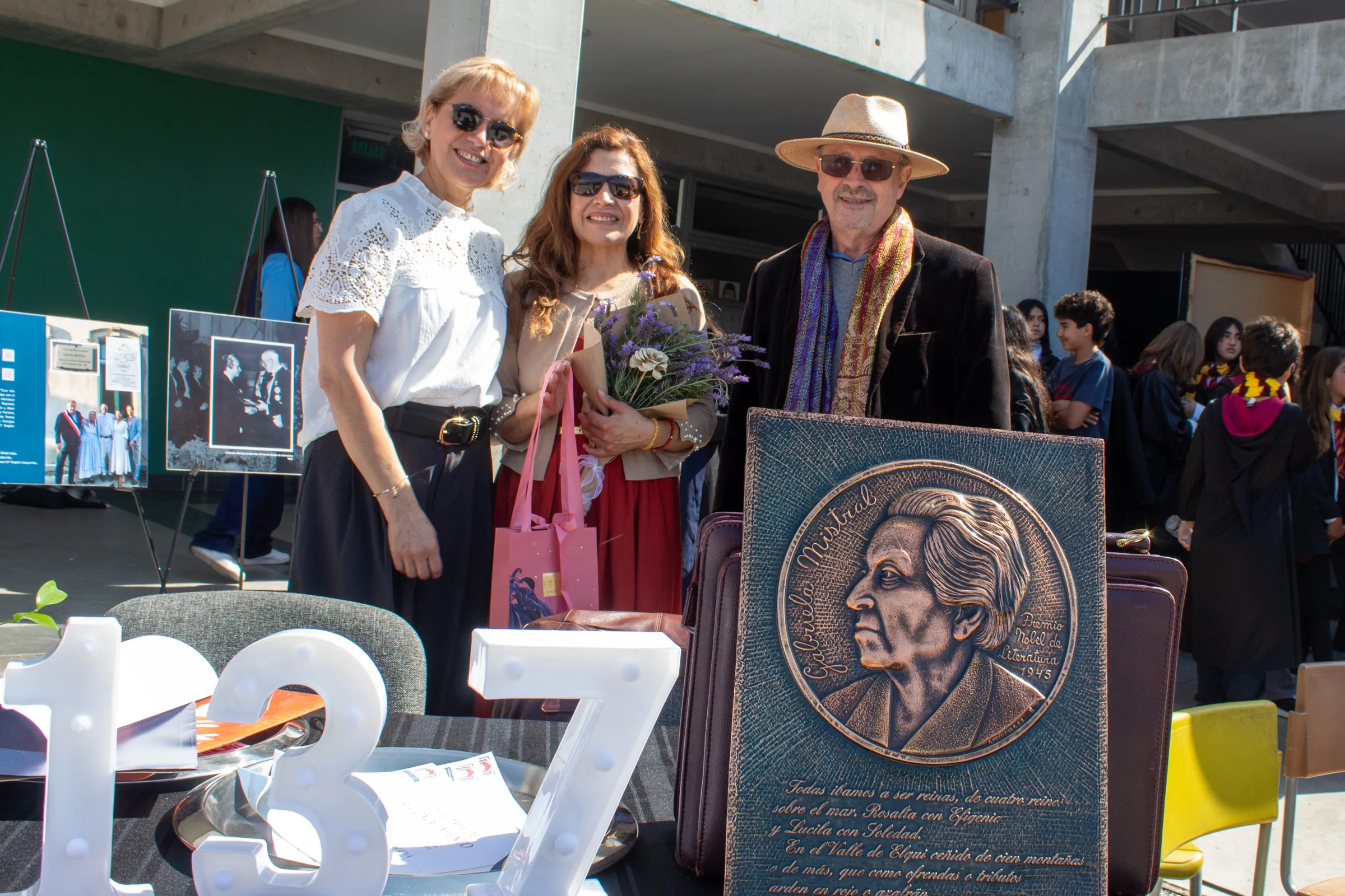 Rectora Sandra Franco, Teresa Guerrero y Georges Bonan junto a la placa de Gabriela Mistral