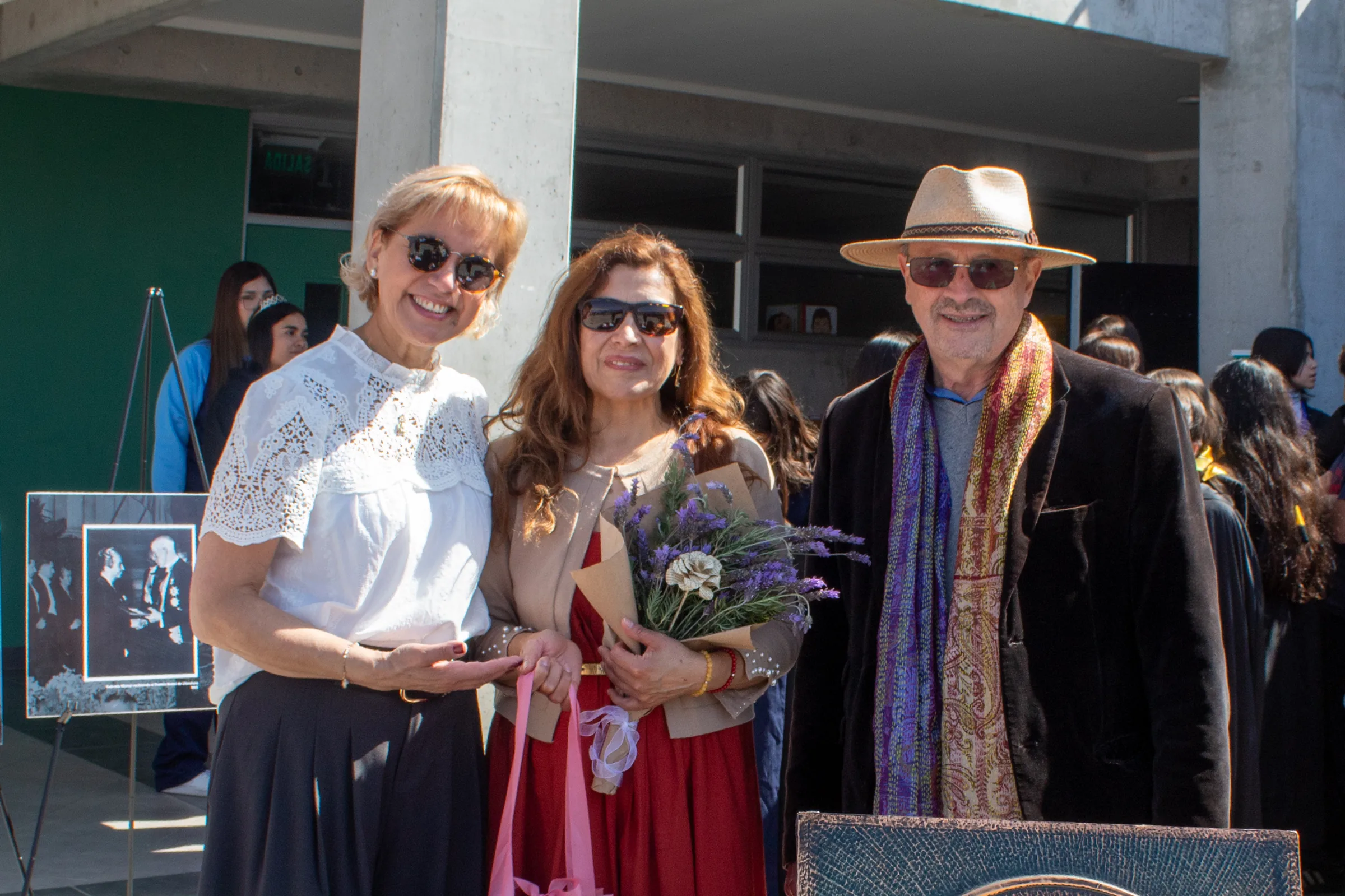 Rectora e invitados en el homenaje con lavanda de Provenza